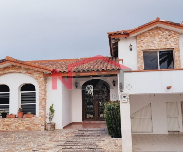 SE VENDE HERMOSA CASA EN JARDINES DE VERSALLES