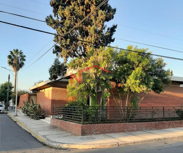 VENTA DE CASA EN ESQUINA DE UNA PLANTA EN REPÚBLICA ORIENTE