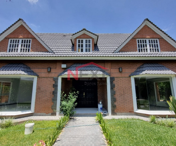 Casa estilo Inglés en Loma Blanca con Alberca