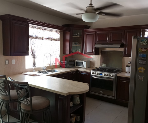 SE VENDE CASA EN LA COLONIA CUMBRES