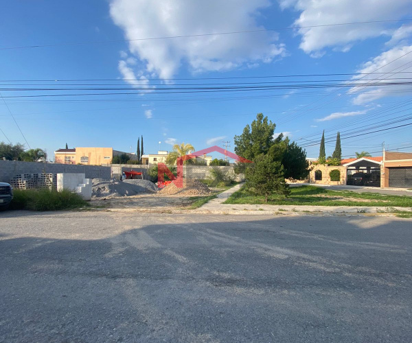 Venta de Terreno en esquina frente área verde en Residencial Los Pinos