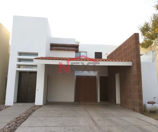 Se vende casa en Royal Golf Club, San Carlos. Casa con alberca.