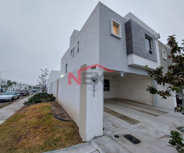 CASA EN VENTA AL PONIENTE EN ESQUINA