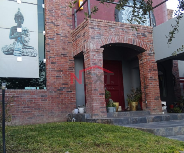 Casa con alberca, iluminación natural y espacios amplios en fraccionamiento privado al norte de Saltillo