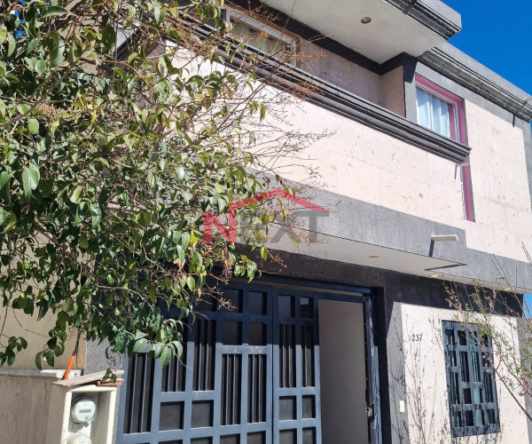 Casa En Renta en Lomas del refugio con recámara/oficina en planta baja y palapa