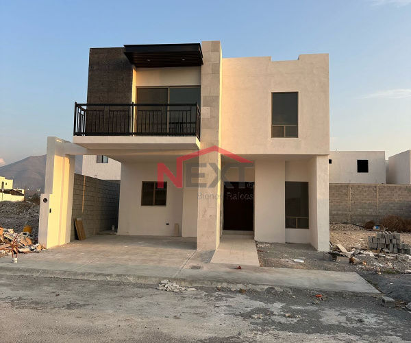 Venta de Casa con doble altura en Residencial Santa Elena sector 3