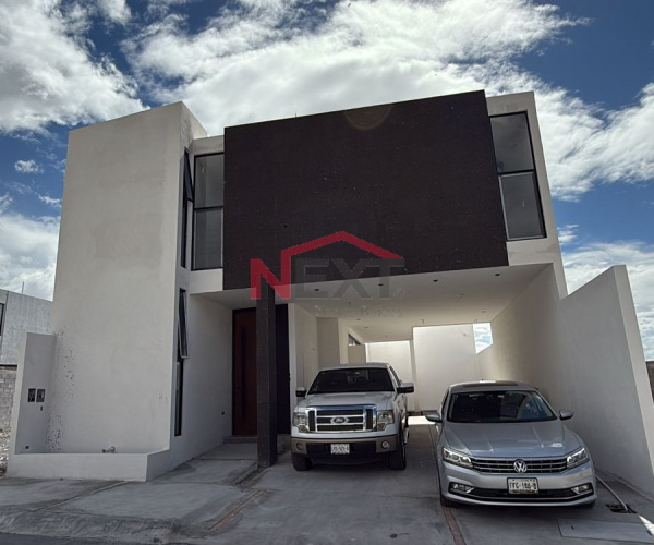 Venta Casa con 4 recamaras, una en planta baja y cocina integral incluida, Las Huertas Residencial, Arteaga