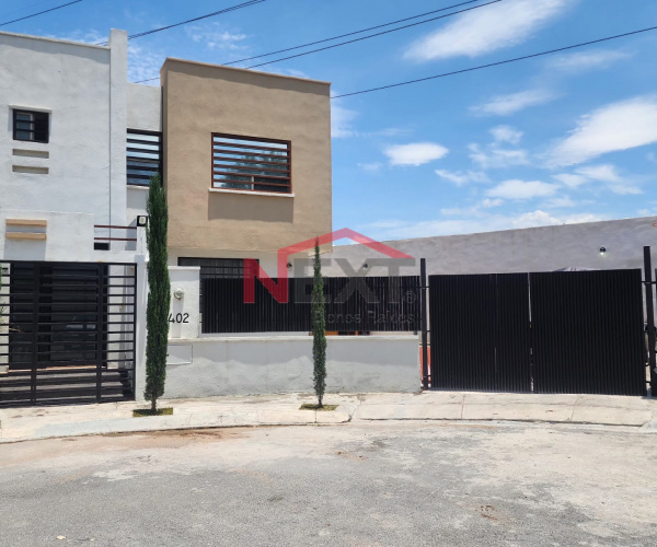 Casa en Venta al Poniente en Fraccionamiento Privado con terreno excedente.