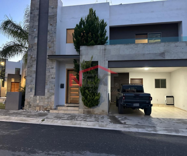 CASA EN RENTA  AMUEBLADA CON ROOFTOP AL NORTE DE LA CIUDAD