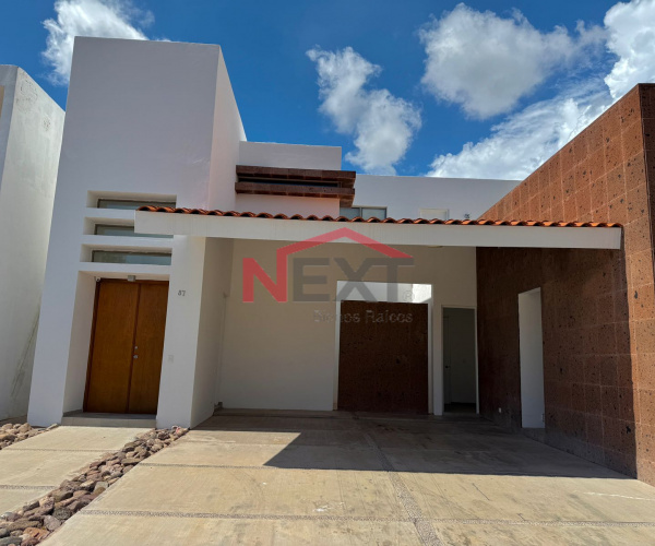 Se vende casa en Royal Golf Club, San Carlos. Casa con alberca.