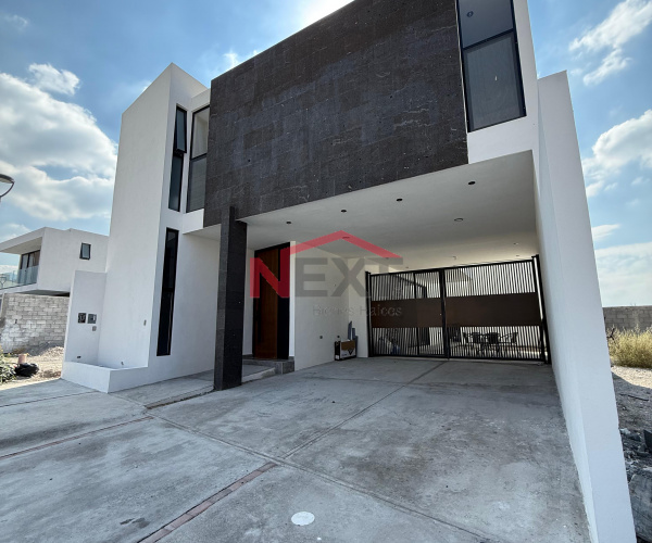 Venta Casa con 4 recamaras, una en planta baja y cocina integral incluida, Las Huertas Residencial, Arteaga