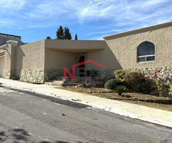 Casa en Renta con Alberca y Palapa en Parques de la Cañada