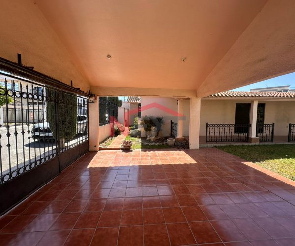 CASA EN VENTA DE UN PISO  EN RESIDENCIAL LOS PINOS