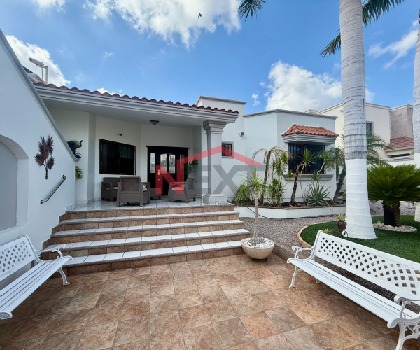 CASA EN VENTA EN LOMAS DE MIRAMAR