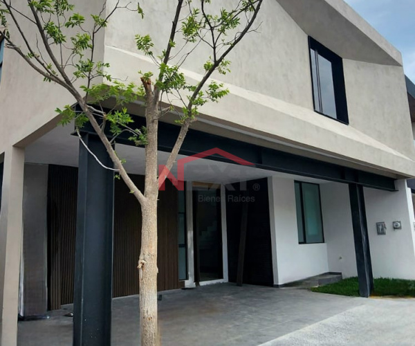 Residencia en Venta  de 4 Recámaras en MONTE SABINO