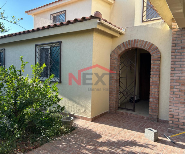CASA EN VENTA CON ALBERCA EN EL CAMPANARIO