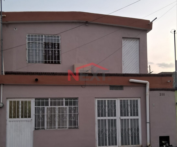CASA EN VENTA AL PONIENTE - VALLE DE LAS TORRES
